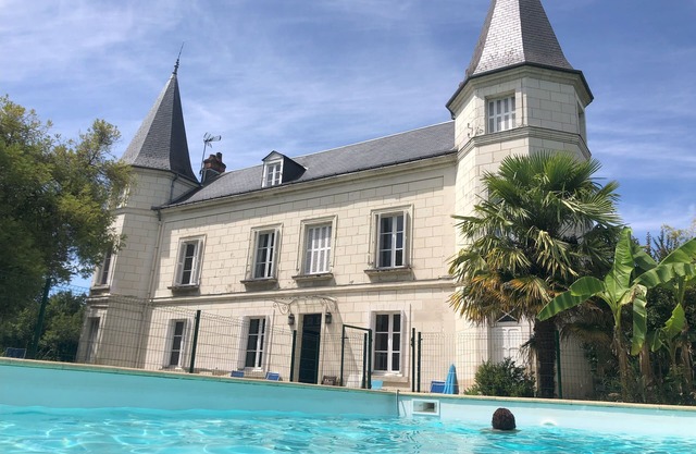 Manor house in town center, large quiet areas, for 14 to 18 people