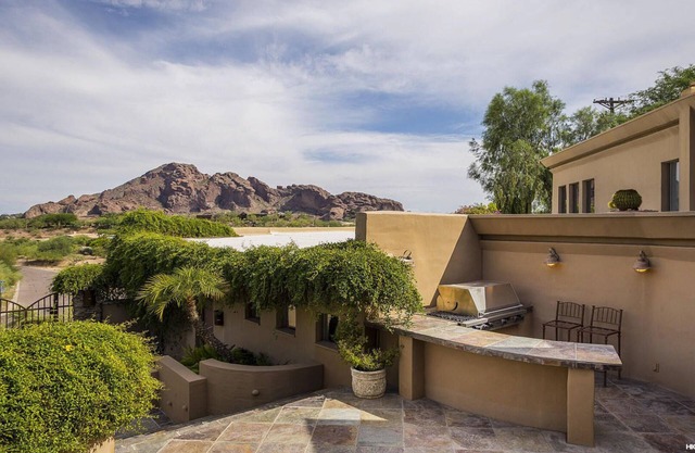 Mansion in the hills of Paradise Valley 5 Bed 6 Bath retreat sanctuary.MUST SEE!