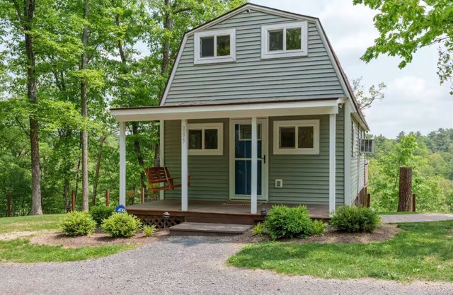 Maple Cottage - Cheery Ridgetop Home in Mt Jackson, 3 Acres and Mtn Views
