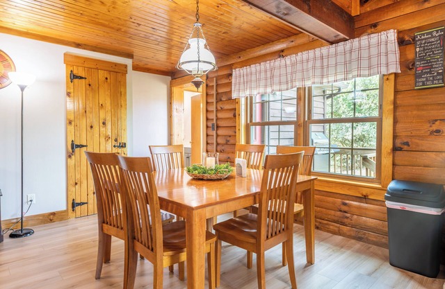 Maple Leaf Cabin | 4 Bed, 2 Bath