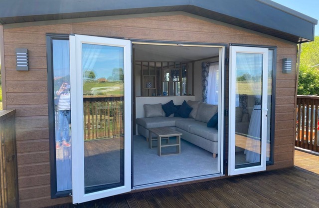 MAPLE LODGE, pet friendly, with hot tub in Whitby