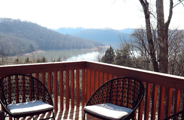 Maple Ridge Lake House on Center Hill Lake