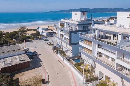 Mar de Fora 205 – Lindíssima Cobertura Duplex - Piscina no Condomínio - 100 Metros da Praia de Mariscal.