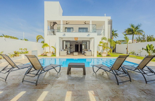 Mara Dulce - Luxury 5-bedroom Villa - Modern, Spacious & Cozy