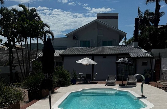 Maravilhosa casa com 4 quartos em Florianópolis- frente mar