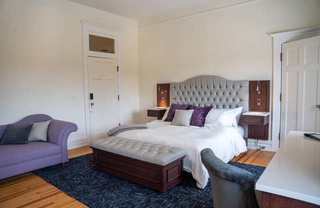 Margot Suite - Truitt Vanderbilt Club - King room with bath and bistro