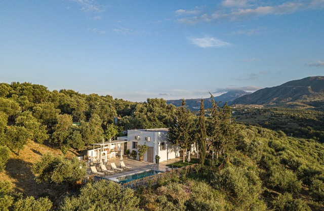 MariAndry Villa, Secluded Retreat with Pool & HotTub