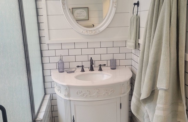 Marie's Place, Cozy 2 bedroom house right off town square!