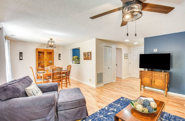 Marina & Pool Access: Lovely Lake Keowee Townhome!