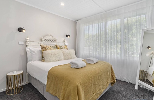 Marina Views, Outdoor Bath, Bikes, Paddle-boards, Close to Town