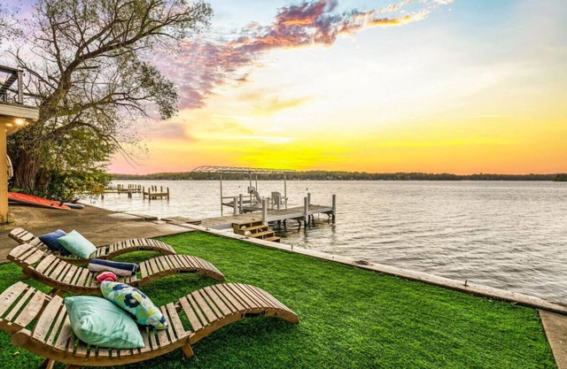 Mariner Harbor: 5BR Lake House, Pontoon Rental, Walk to beach