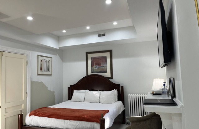 “Mark”- Victorian Brownstone - 9 Beds
