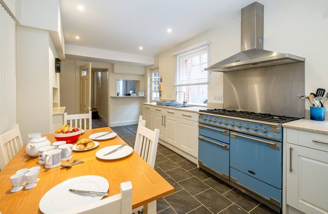 Market Place - sleeps 8 guests in 4 bedrooms