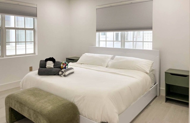 Marley SoFi: Walk to beach, 3 Beds, Heated POOL