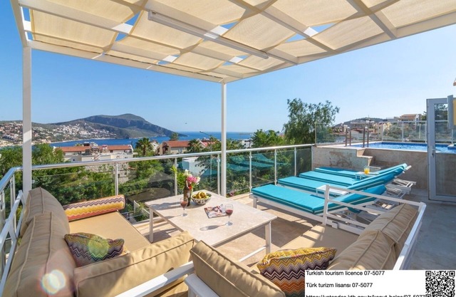 Marnie Apartment - Penthouse w/private pool, stunning views, close to Old Town