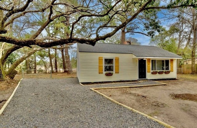 marsh front oasis-3 bedroom renovated cottage on the marsh. Centralized location