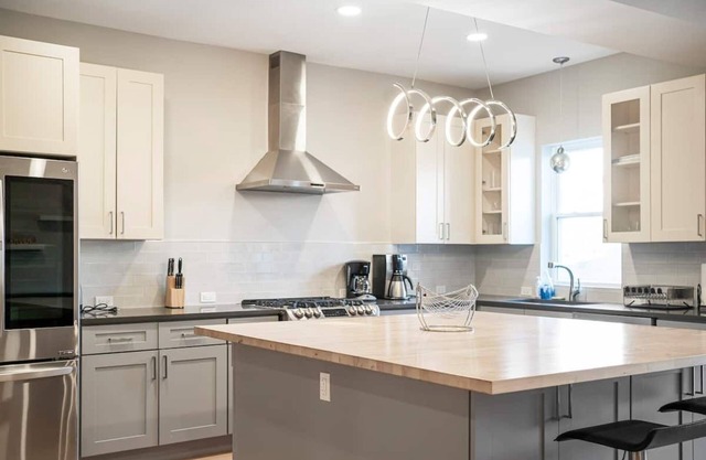 Marvelous 5-bedroom house with AC in Chicago,very spacious and close to downtown