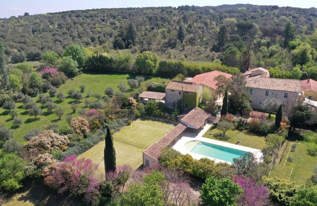 Mas de campagne de 750 m² pour 20 personnes piscine tennis spa jeux billard