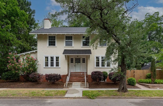 Massive 6 bedroom home in a great neighborhood!