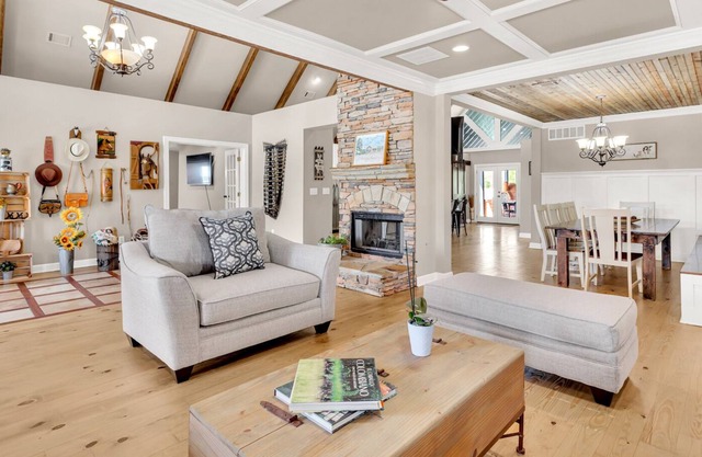 Massive Farmhouse/Banquet Hall/Gm Rm/Pool/Slps 16+