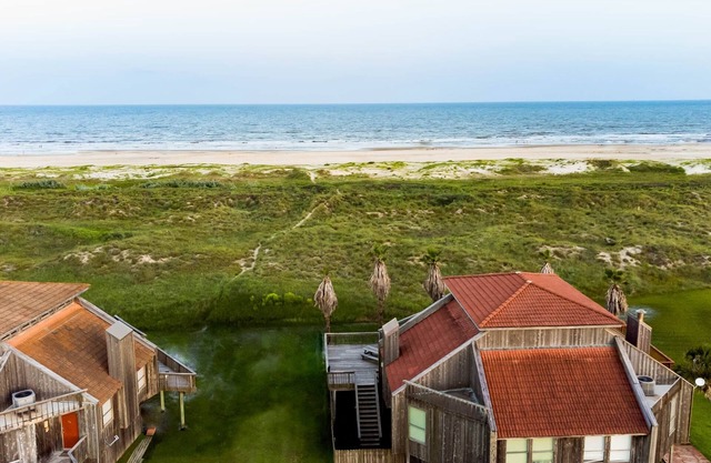 Matagorda Beachfront Rental : Gorda Getaway, Gorda Getaway - Secluded beach resort rental