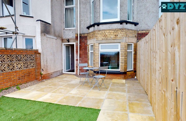 Mathieson House 1 - Garden - Parking - By DYZYN