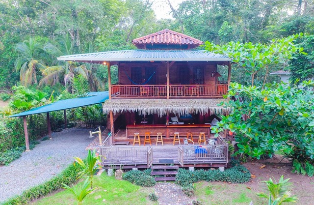 Matix Beach House for 6 guests, steps from the bea