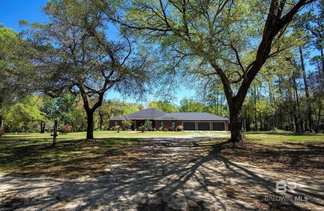 Maxinea's Hideway is a 6 Bedroom ground level home on 3 Acres in Elberta, AL