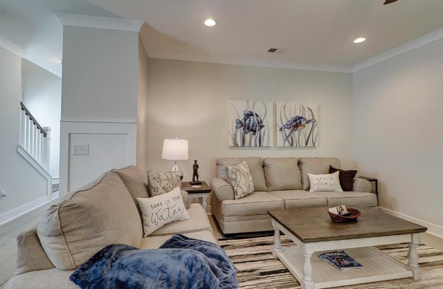 MBR King & 4 Queens Huge Living Room Covered Porch Bikes & Beach Gear included