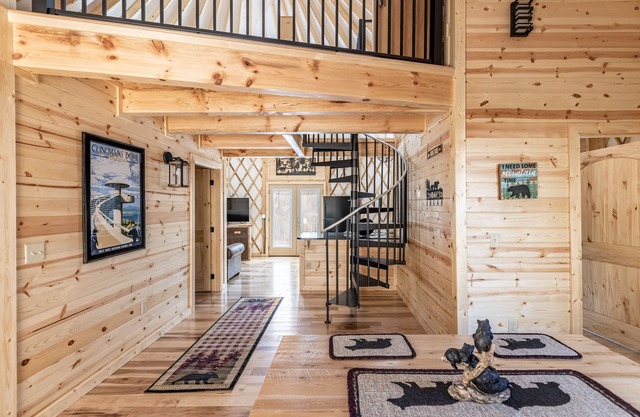 McBeary is Cozy, Cute, Luxury Yurt w/Big Deck, Hot Tub - Next to Dollywood