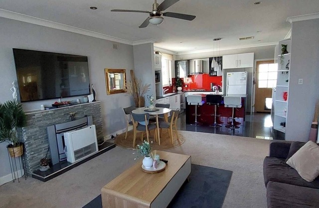 McGowen Accommodation Family & Pet Friendly just a short walk to the local pool