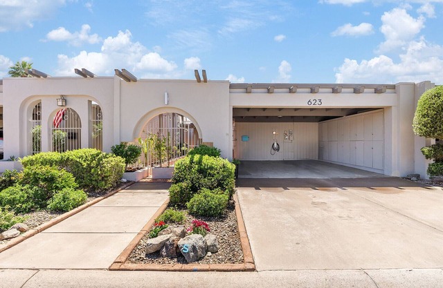 MCM GEM in Central PHX! Single story patio home 2Bed1Bath HotTub+Pool+WiFi+EV