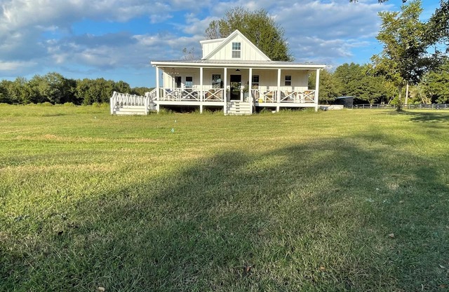 MEADOW LODGE @ Whisper Farm: Gorgeous Southern Lodge,100 Ac w Horses, dogs ok!