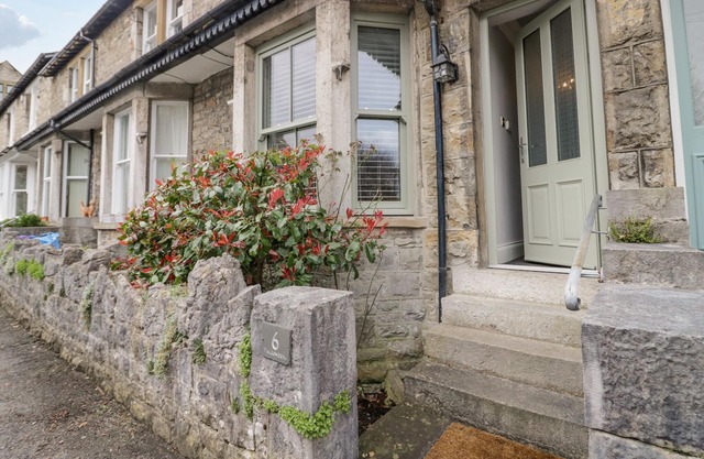 MEADOWBANK COTTAGE, family friendly, with open fire in Arnside