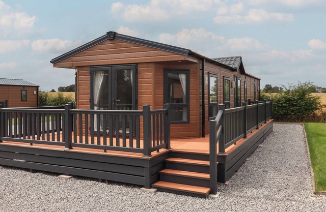 MEADOWS PARK 4, family friendly, with hot tub in Hornsea