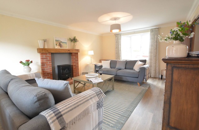 MEADOWSWEET, BLYTHBURGH, pet friendly in Reydon