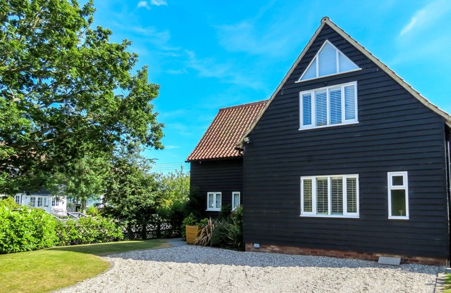 Meare House - sleeps 10 guests in 4 bedrooms