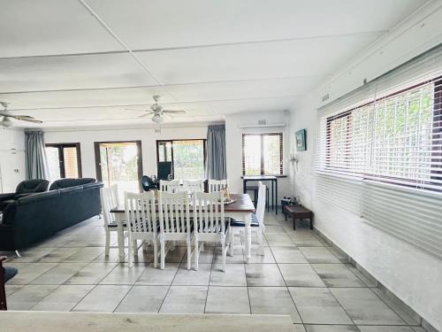 Meet U at the Beach Family Home Umzumbe