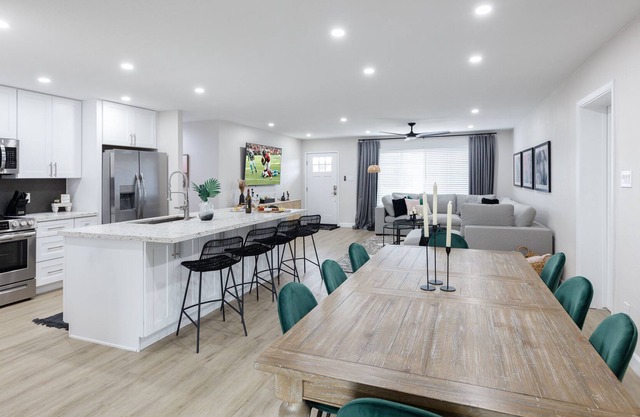 Meet Virginia - 2 Primary Suites+Heated Pool+Hot Tub, Close to Old Town