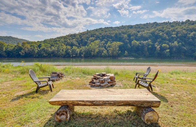Melbourne Home with Fire Pit on the White River!