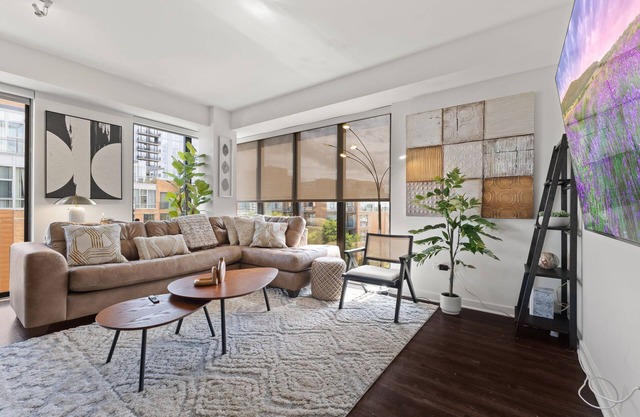 "Melody of Evanston" 3BD, 2BA UrbanLux Condo