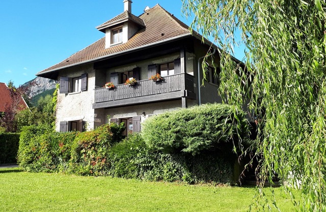 Menthon St Bernard - beautiful lakeside house with private dock