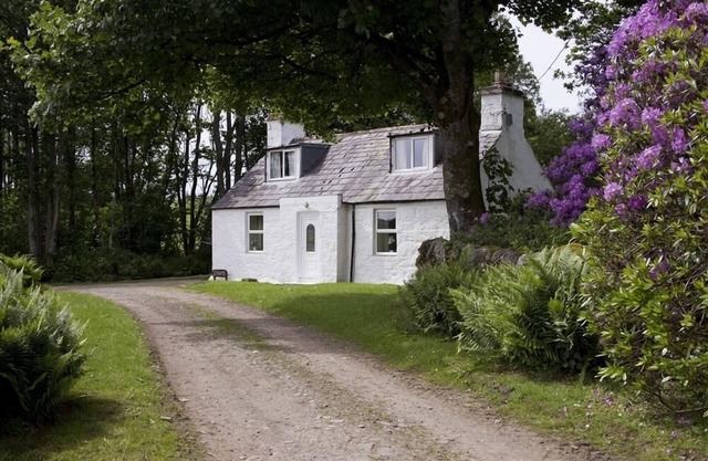 Merton Garden Cottage - a cottage that sleeps 6 guests in 3 bedrooms
