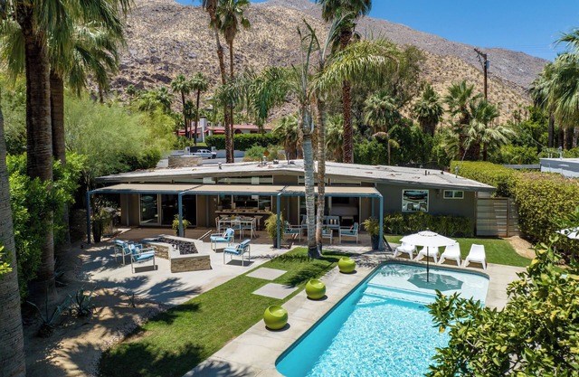 Mesa Mid-Century – Chic Poolside Escape