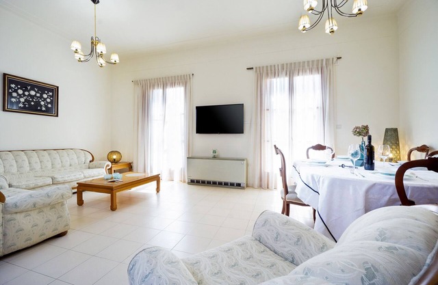 Metropolis House, 3 BD, 2 BA