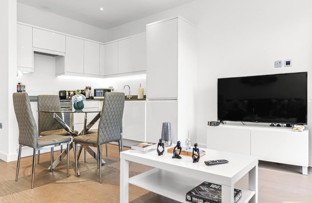 Metropolitan Luxury: Chic 2BR Flat in St. Albans