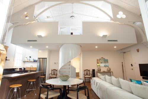 Mezzanine Magic, Bondi Junction