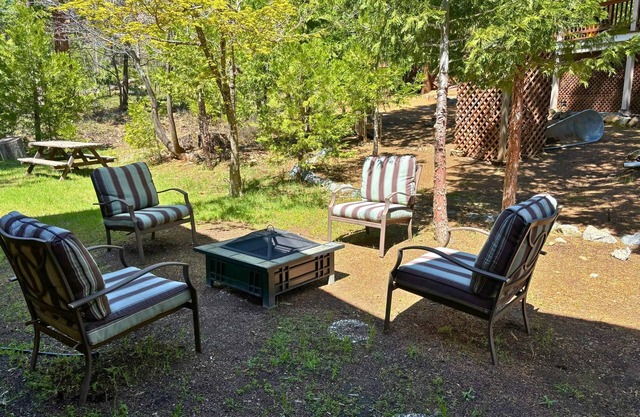 Mi Wuk Abode - Sleeps 12, large deck, firepit