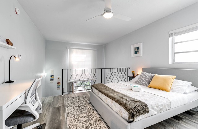 Mia Airport | 1b Apt with desk