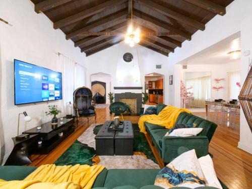 Miami Luxe 4BR 4BA with Pool, Hot Tub & Vibes